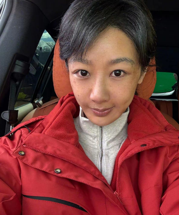 杨紫这组素颜照太接地气了
33岁的她，不靠滤镜和精致浓妆，在雪山旷野背景下，反而