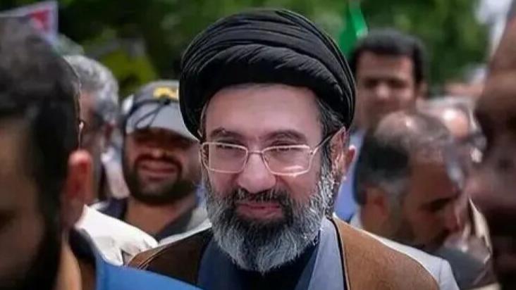 火线接班：穆杰塔巴的“军管时代”与中东豪赌