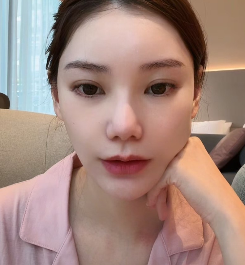 小杨阿姨直播聊没复工原因，和小梅说的多少有些矛盾了。太多网友都替小杨阿姨担心还能