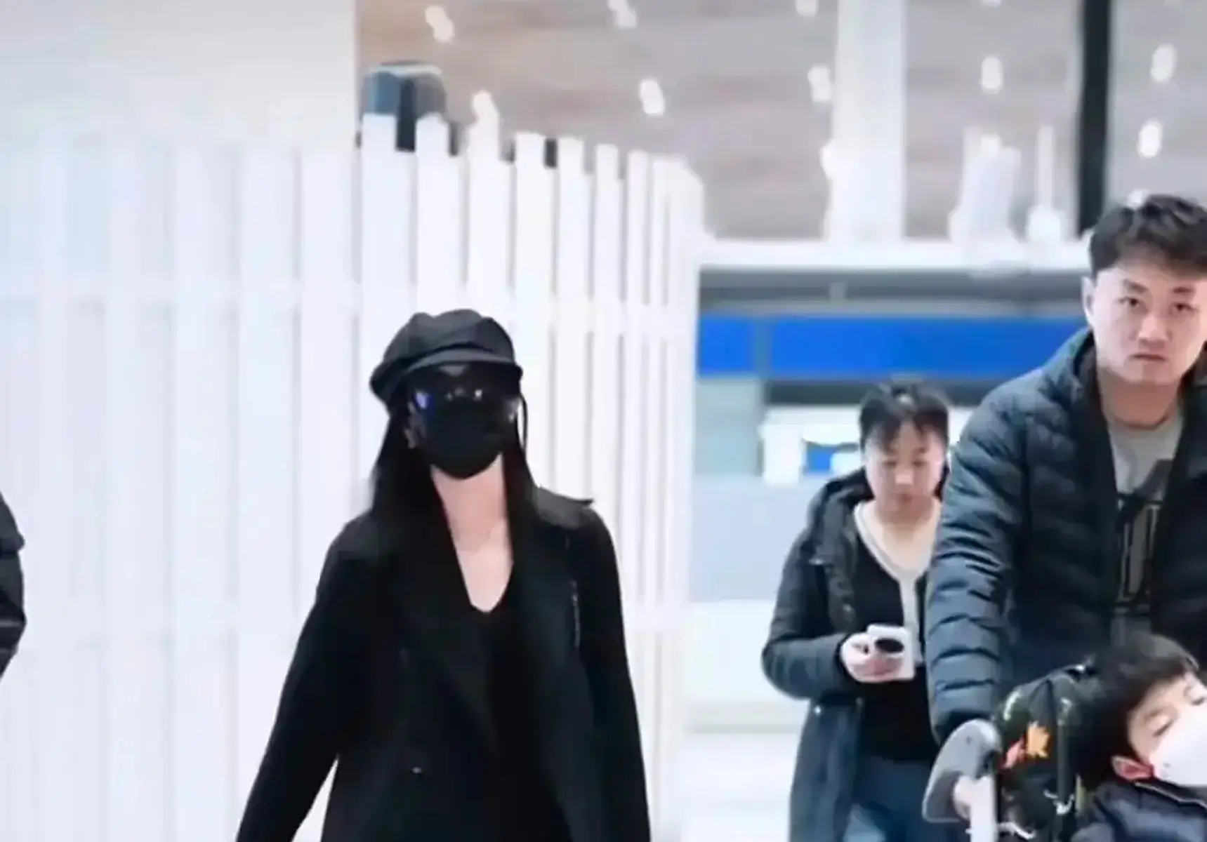 陈妍希带儿子现身机场 母子俩分开走疑不在一起过年