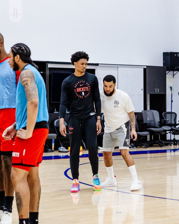 缺少一位好用的控球后卫是火箭队现在最大的短板，相信火箭队管理层也知道这个问题所在