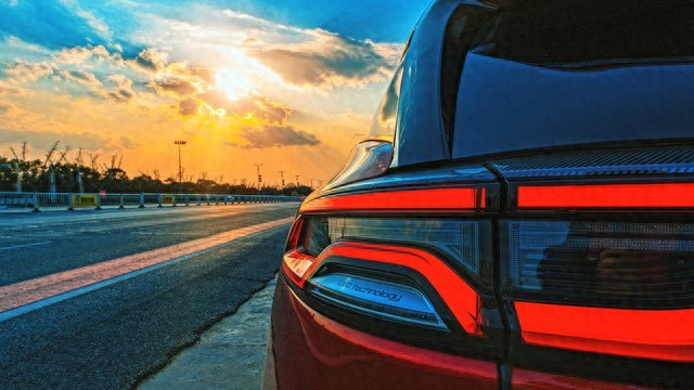 2026车市地震！比亚迪暴跌45%，神话破灭还是行业变天？