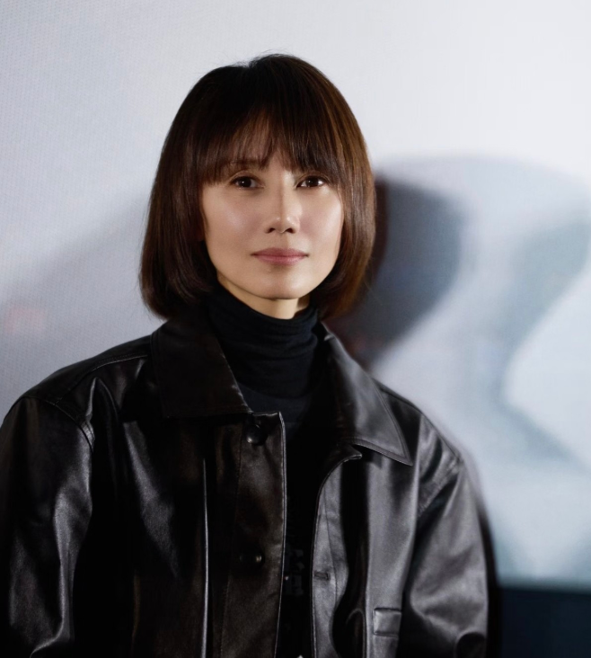 48岁的袁泉状态真的太不对劲了
虽已年近半百，但脸不仅没垮，还皮肤紧致，貌似比年