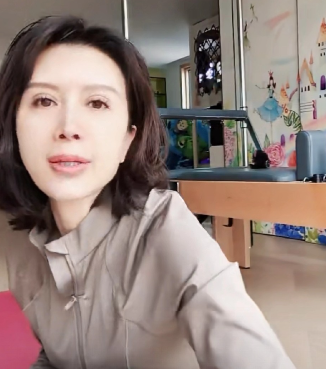 金巧巧直播时家里的环境比较老旧
有网友问她：“这个环境你们家真的破产了吗？”金巧