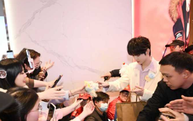 谁懂啊！田嘉瑞简直是行走的粉丝心愿池，米白西装配粉衬衫清爽又童趣，全程眼睛亮晶晶