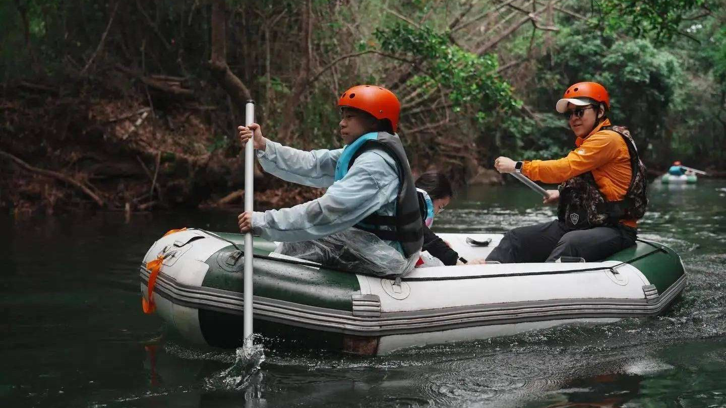 霍启刚一家五口广西度假，12岁大儿子贴心照顾妹妹，教育超赞