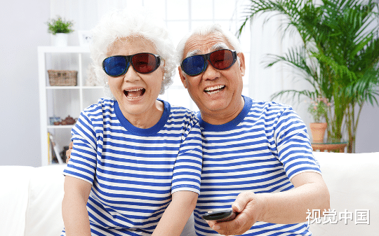 盲人男子在营业厅办卡，竟被女柜员刁难睁眼刷脸，投诉后大堂经理的做法更绝