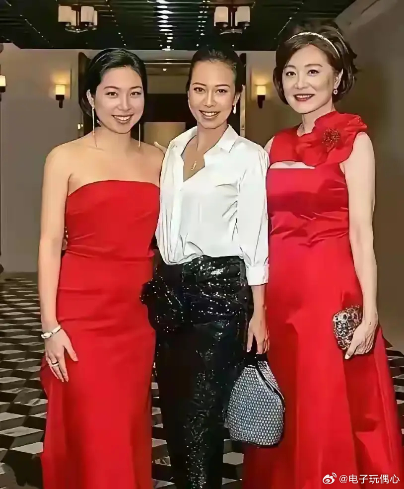 看到林青霞与两个女儿的合影，时光仿佛在这一刻完成了某种温柔的交接。照片中，两位女