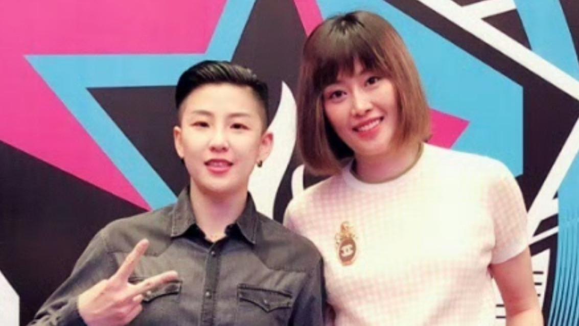 中国女排姑娘的合影：左边的是跑动接应，右边的曾是世界背飞女王