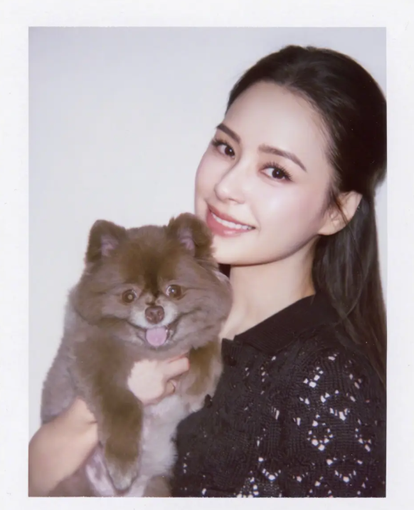 钟欣潼怀抱小狗拍撕拉片 眼神温柔似水颜值依旧能打