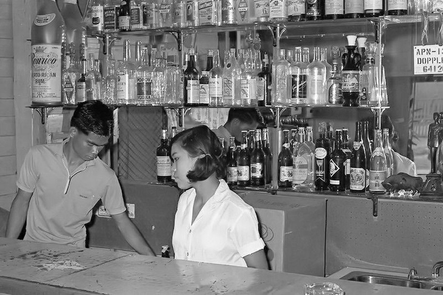 1967年，泰国的酒吧，专门招待美军的。