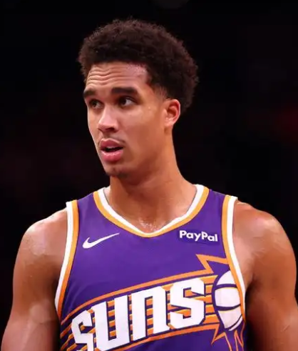 NBA季后赛，太阳84-119不敌雷霆。
赛后太阳球员奥索-伊戈达罗接受了记者采