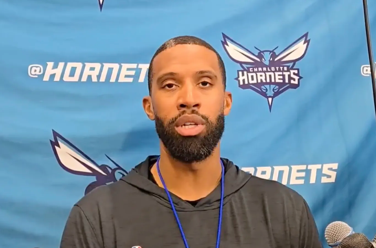 明日NBA常规赛，黄蜂将对阵活塞。
黄蜂主帅查尔斯-李接受了记者采访，谈到了康-