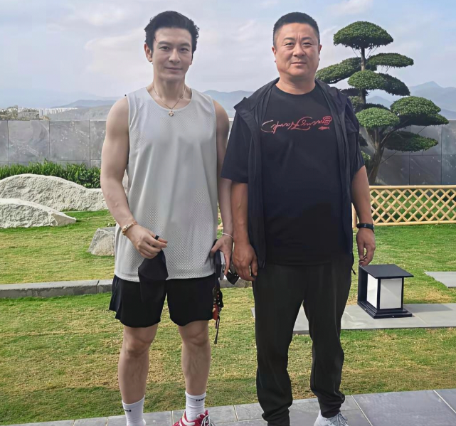 50岁黄晓明三亚跑步被偶遇
无袖背心秀壮硕胸肌！近日，有幸运网友在三亚某度假酒店