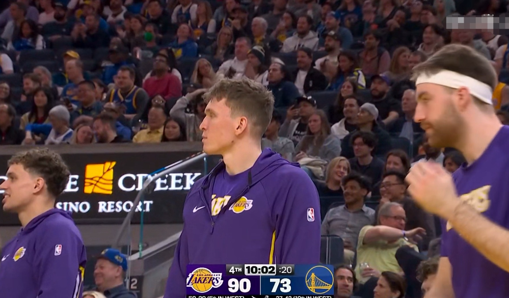 湖人新星克内克特距离离队已经越来越近了！在今天湖人客场以119：103大胜勇士的