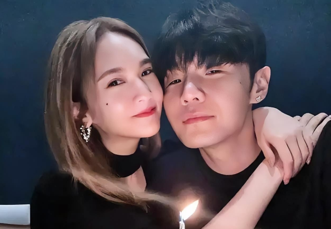 李荣浩说我跟丞琳在一起这么久我没让她猜过一件事
就是细微到，就比如说这个杯子上有