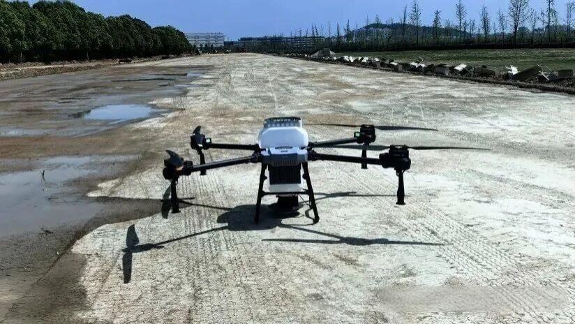 未来之鹰“精卫70”植保无人机执行北川机场除草及某飞行营地道面飞播任务，多场景验证高效作业能力