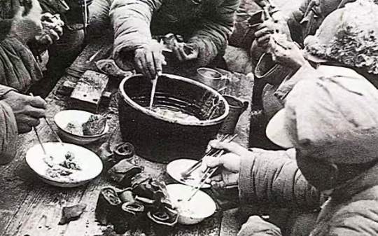 炊事兵去前线给战友送包子，却误入敌军阵地，面对敌人的枪口，他说了一句话捡回一条命
