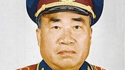 朱德不吸烟也不饮酒且生活作息规律，较少从事具体工作故能长寿