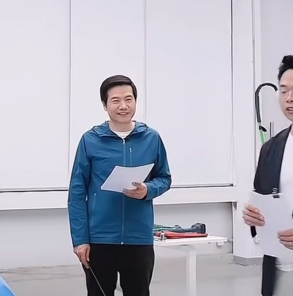 新SU7电池防护超值
1. 结构防护14层
2. 热失控防护（行业首创）
电芯倒