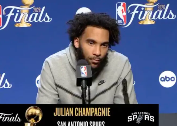 NBA总决赛第三场，马刺大比分追至1-2落后尼克斯。
马刺球员尚帕尼出战27分钟