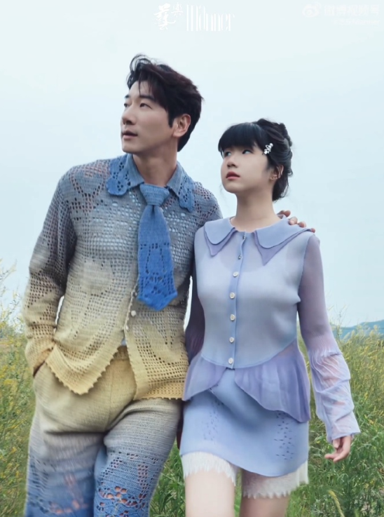 张亮与女儿合拍大片，小姑娘今年才11岁，个子都这么高了！ ​