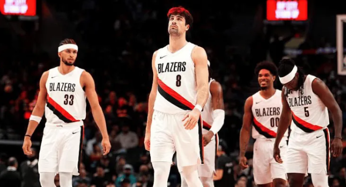 NBA季后赛，开拓者将对阵马刺。
开拓者首发：阿夫迪亚、亨德森、霍勒迪、卡马拉、