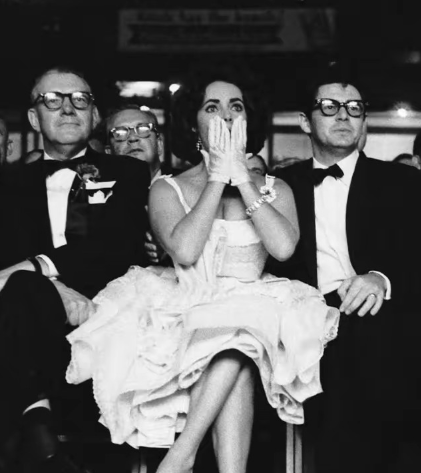 这组定格伊丽莎白·泰勒看拳击比赛时瞬间反应的黑白影像，堪称好莱坞黄金时代最鲜活的