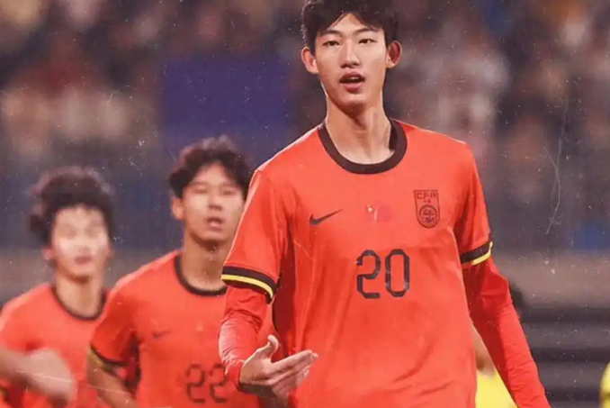 中国男足小将赵松源真是霸气十足！在今天进行的中国U17男足和日本U17男足的亚洲