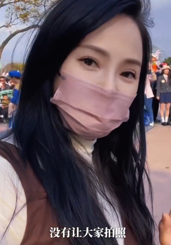 伊能静回应逛迪士尼拒绝合影

伊能静发布与丈夫秦昊带女儿米粒同游上海迪士尼乐园的