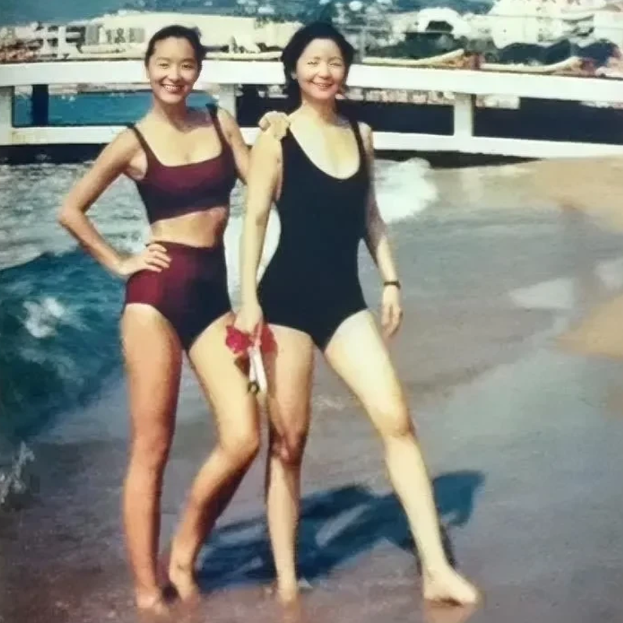 1990年，林青霞和邓丽君在法国海滩的合影。那一年林青霞36岁，那一年邓丽君37