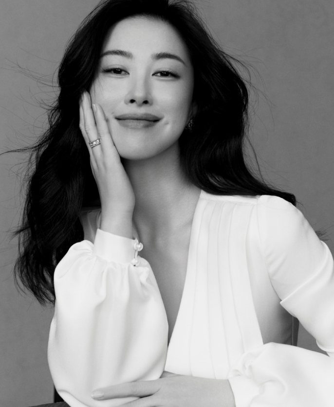 丝绸质感自带柔光，深V百褶长裙衬得朱珠高贵又妩媚，自信大方的笑容，每一帧都美到失