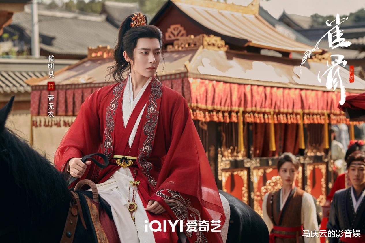 《雀骨》侯明昊演技如何？一场逼宫戏，演成前排看戏，太呆板无力