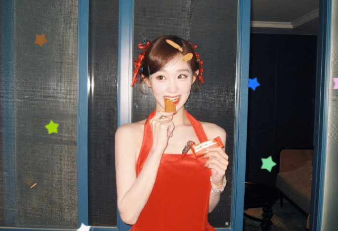 李子璇的春节美照，超级喜庆的！