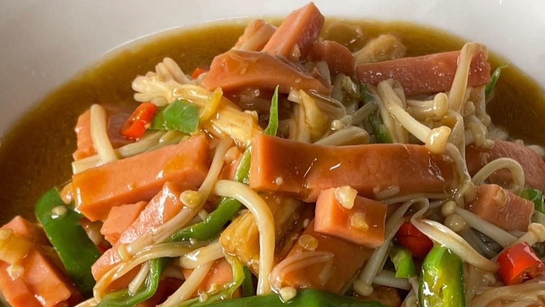 《15分钟米饭杀手！金针菇火腿炒青椒，香到舔盘子的绝世秘籍》