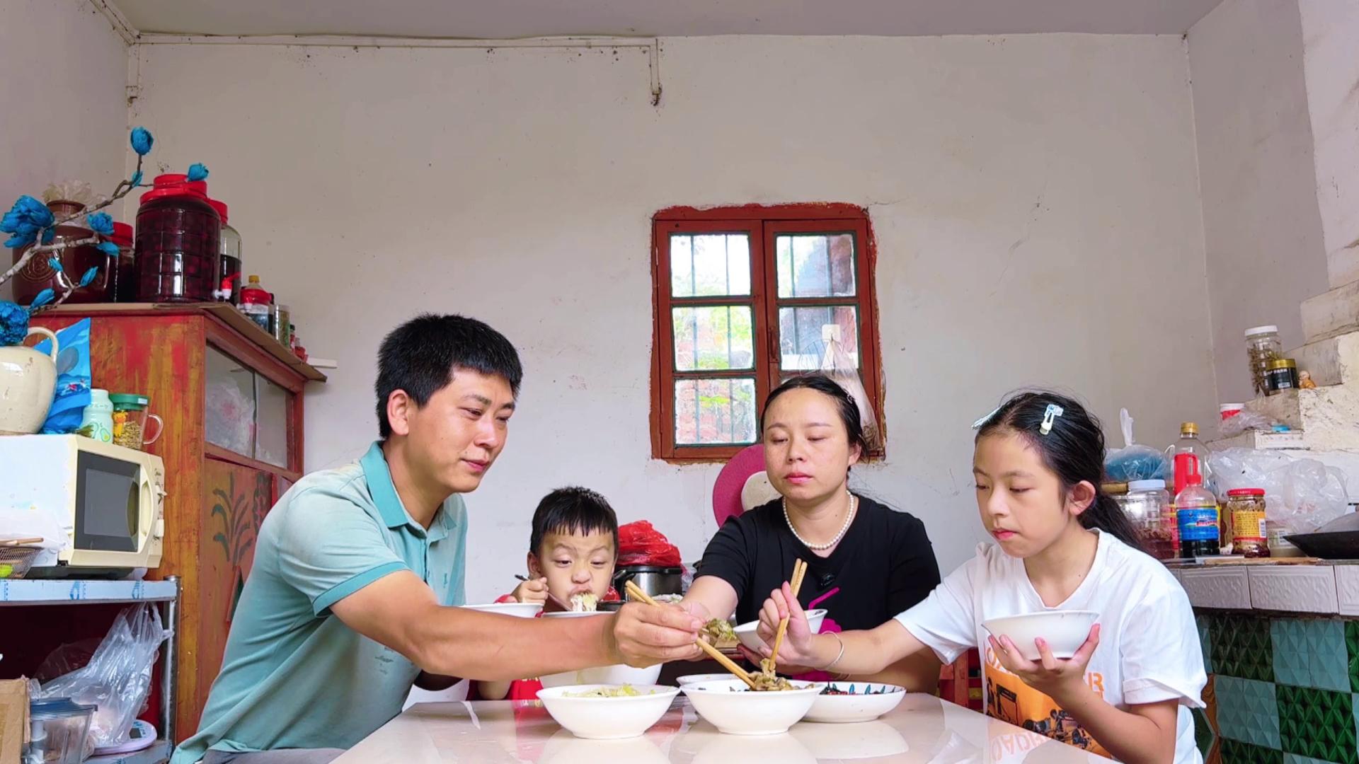 一家四口在农村，没有大鱼大肉，日子虽然平淡，却让人羡慕