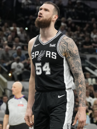 马刺球员马穆真是不错的球员，态度很好，尺寸也可以，投射也有，就这么放弃了真可惜，