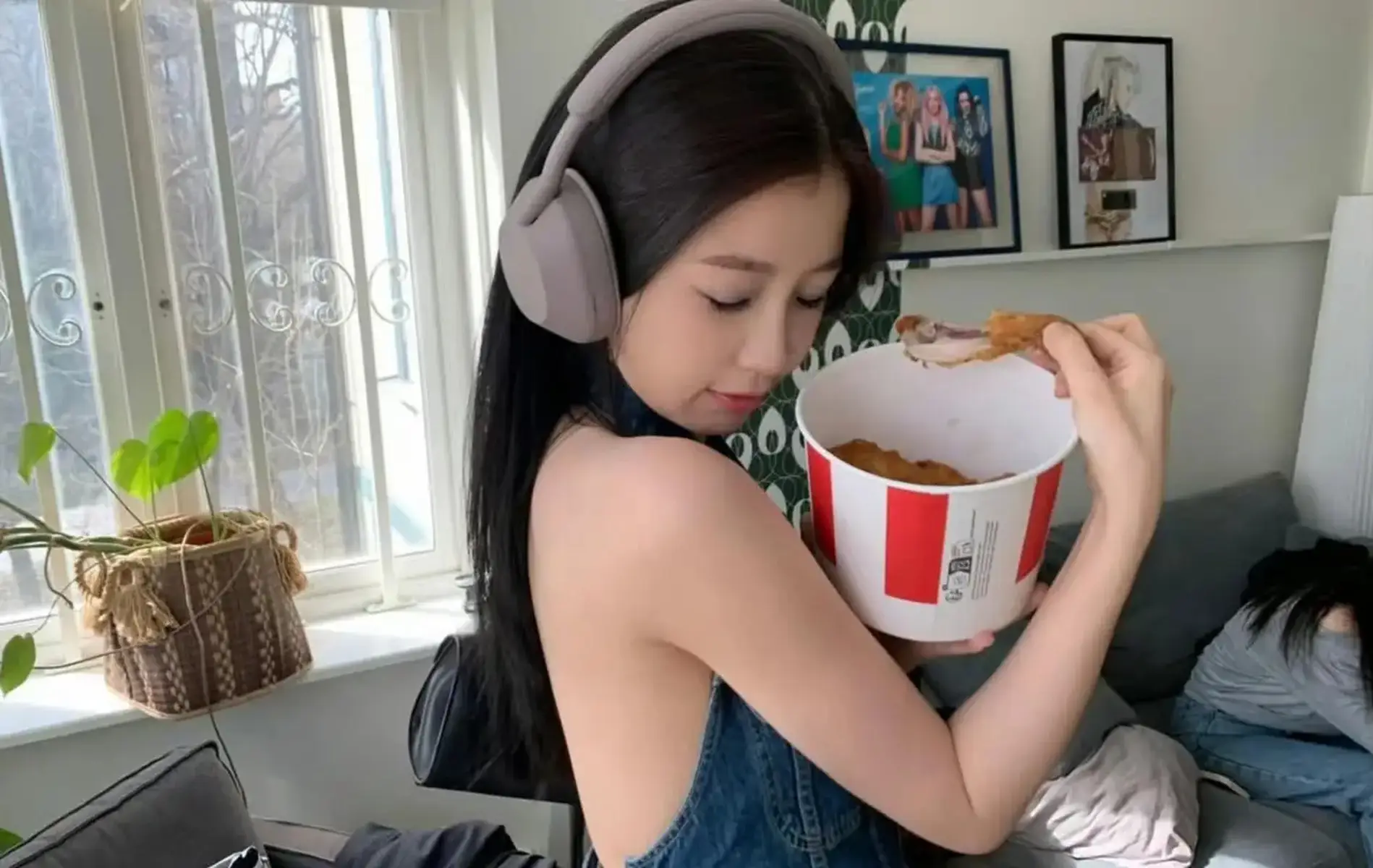 虞书欣穿露背装身材纤细又甜又辣 回眸一笑慵懒迷人