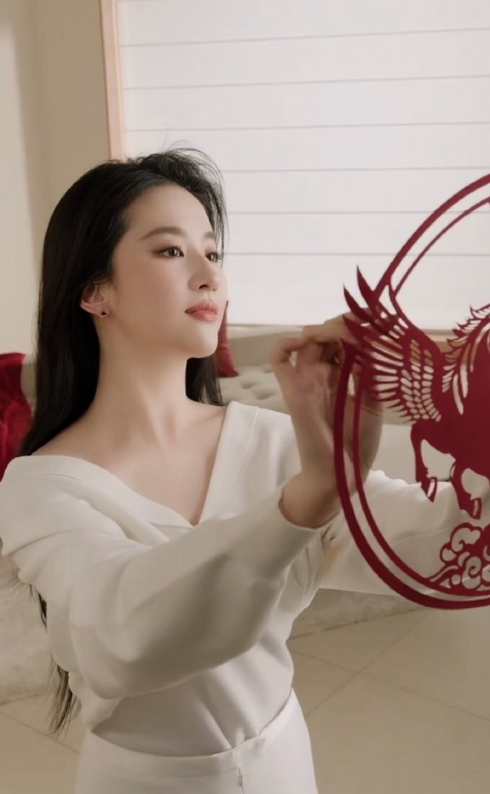 刘亦菲资生堂新春广告来了，全球代言人随手一截都好美啊