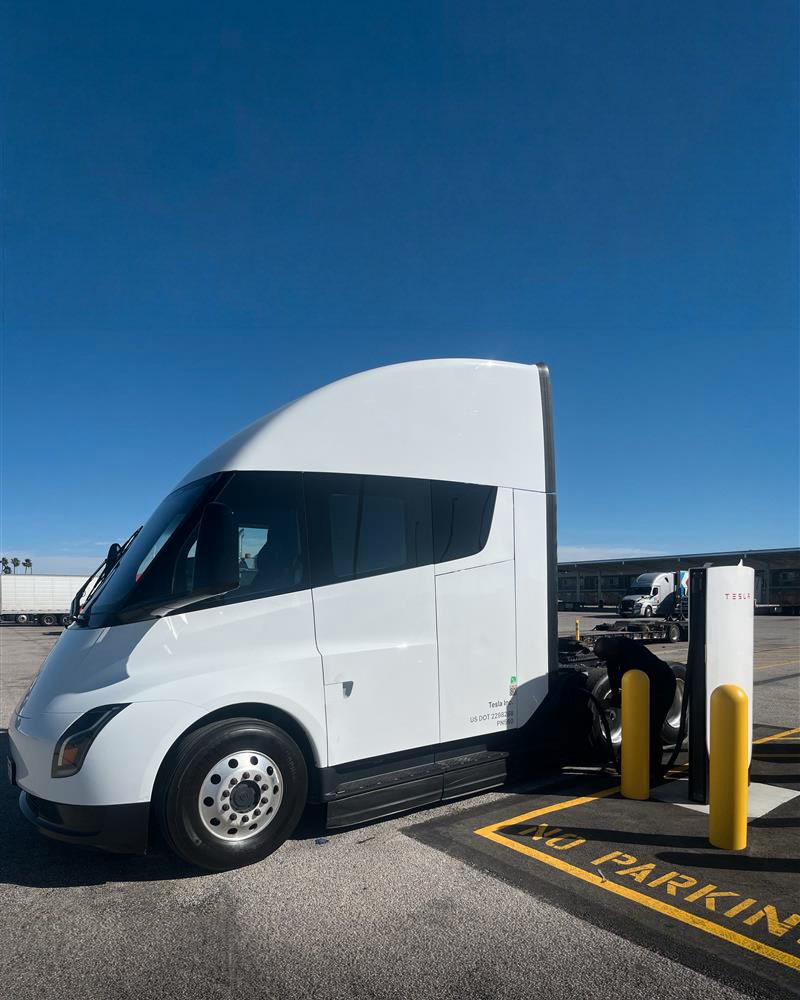 3月8日，特斯拉宣布，首个公共Semi超级充电站上线：
最大充电功率 750kW