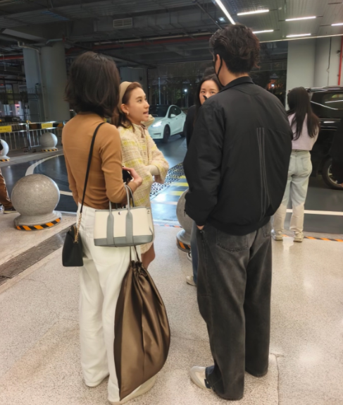 何超莲和窦骁澳门被偶遇！两个人有说有笑，感情很好！

何超莲今年过年回的香港陪妈