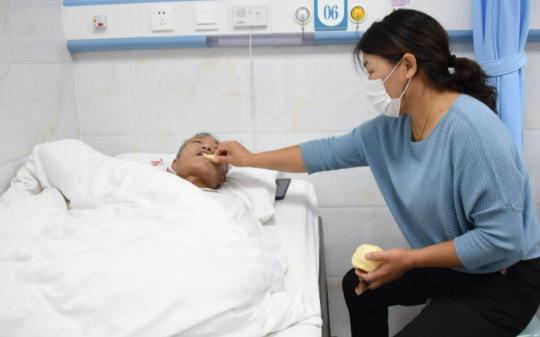 住院63天儿媳陪护60天，出院当天女儿开车接我，女儿：我要去西藏旅游，把你13000退休金给我行吗？