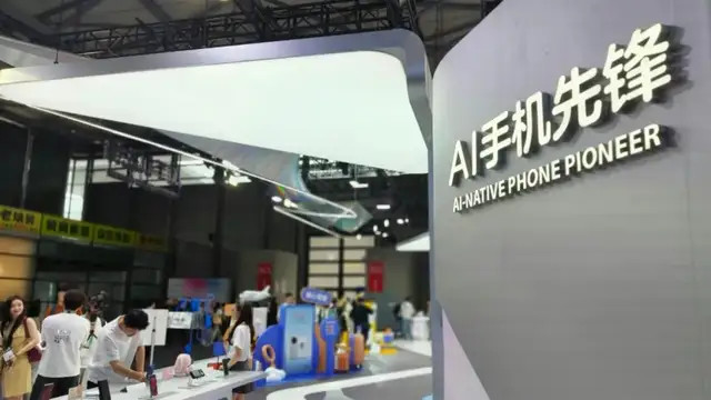 豆包手机扩产、Apple智能补票：厂商疯抢AI手机定义权