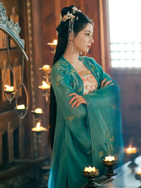 你携缓缓月色而来，而雪也好似温柔弥漫