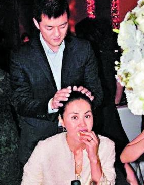 她在吃，他在笑，李亚鹏手放王菲头上，他们曾经恩爱甜蜜过