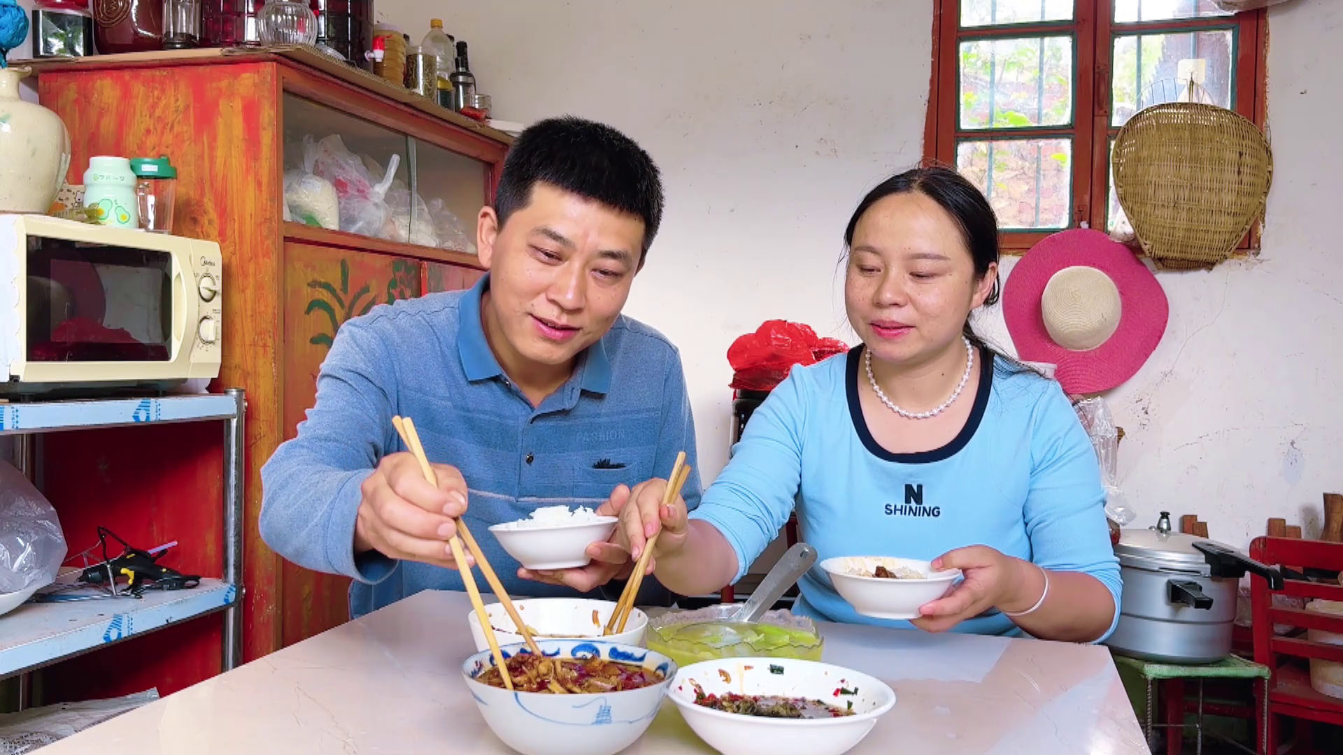 农村老公干活回家，孩子们不在身边，看看媳妇如何待老公