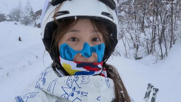 章泽天INS晒照：素颜出镜状态佳，雪地上拍照笑容甜美