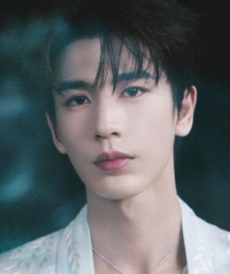 8岁男星张凌赫因主演《逐玉》人气暴涨
近日现身高铁站时，大群粉丝、私生饭和代拍为