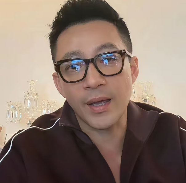 汪小菲和马筱梅在湾湾家中开播
一露面就给网友带来了不少新消息，瞬间点燃了评论区。