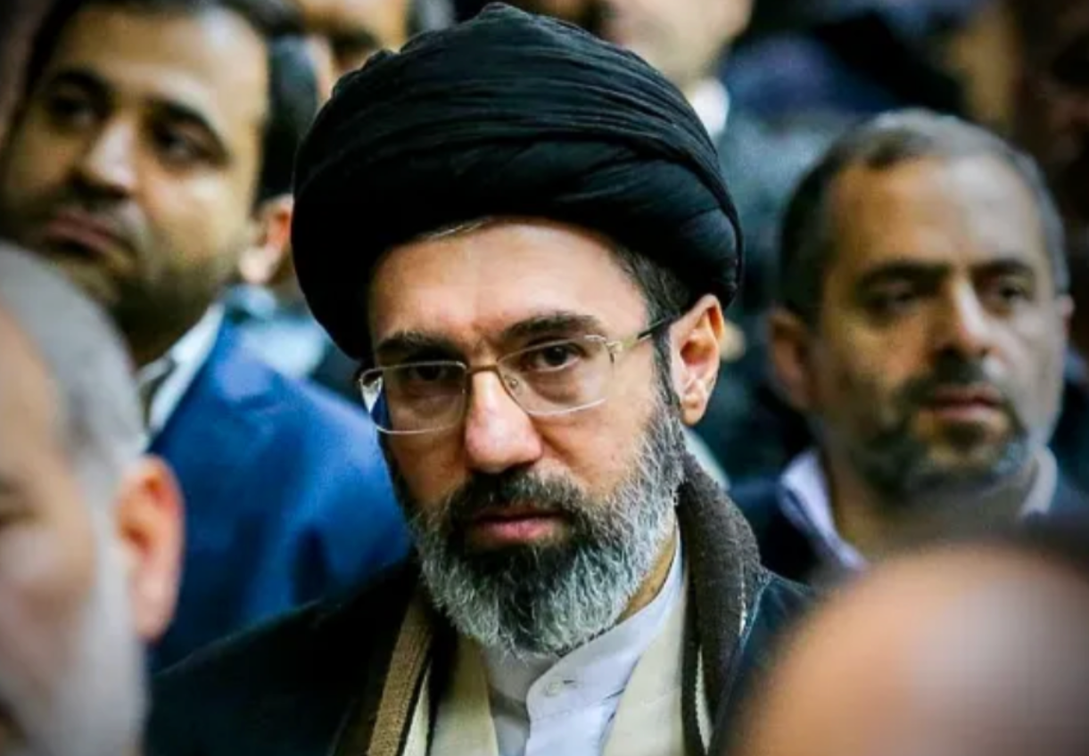 路透社再次爆料：伊朗最高领袖毁容，但已可以与官员交谈

伊朗新任最高领袖穆杰塔巴